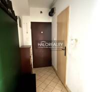 3 szobás lakás előszobája csempével és bútorokkal.