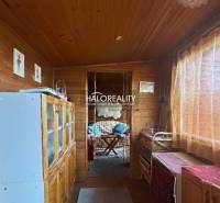 Belső tér kerti bútorokkal, fa dekorációval, kellemes világítással, ideális pihenésre a kertekben.