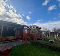 Faházikó a Szepességújhely kertjeiben padokkal és virágágyással.