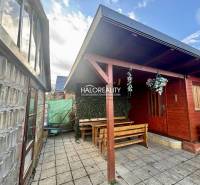 Fa pavilon asztallal és padokkal a Szepességújhely kertjeiben.