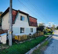 Családi ház Brodzanyban fa kerítéssel és gondozott kerttel egy csendes utcában.