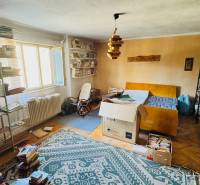 Könyvtár és bútor a családi ház szobájában fa dekor padlóval.