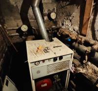 Családi ház kazánháza mérőműszerekkel és acélkéménnyel.