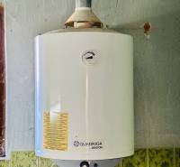 Quadriga Ariston márkájú bojler a családi ház falán.