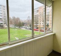 Üvegezett erkély kilátással a lakótelepre és a zöldövezetre a Trebišovi Kutnohorská utcában.
