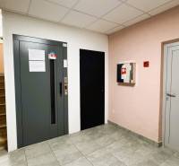 Folytassa a lépcsőkkel, lifttel, csempével és tűzoltó készülékkel a háromszobás lakásban.