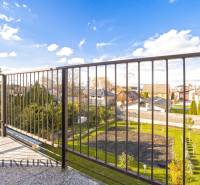 Kilátás egy családi ház teraszáról Dunaszerdahelyen a kertre és a szomszédos házakra.