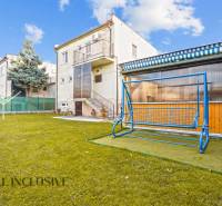 Családi ház kertje Dunaszerdahelyen hintával és zöld gyepfelülettel.