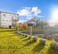 Családi ház kertje Dunaszerdahelyen termesztett bokrokkal és zöldségeskerttel.