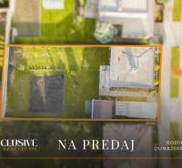 Családi ház légi felvétele Dunaszerdahelyen, gondozott kerttel és terasszal.