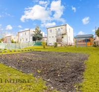 Családi ház kertje Dunaszerdahelyen pázsittal és hasznos területtel.