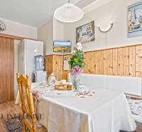 Ebédlő egy családi házban, fa dekorációval, virágdíszítéssel és felszolgált frissítőkkel.