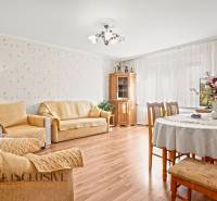 Nappali egy családi házban fa dekoros padlóval és kényelmes bútorokkal.