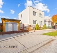 Családi ház Dunaszerdahelyen, előtte rendezett előkert és fémkerítés.