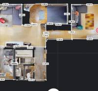 3 szobás lakás alaprajza berendezéssel és fa dekoros padlóval.