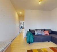 Nappali sarokkanapéval, fa dekorációjú padló, 3 szobás lakás.