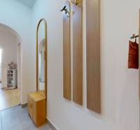 Folyosó csempével és fogassal, egy háromszobás lakás szobájába vezet.