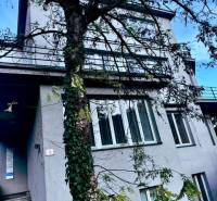 Az M.R. Štefánik utcában található épület Trencsénben, irodákkal, fákkal körülvéve.