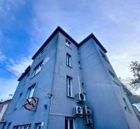 Irodaház az M.R. Štefánik utcában, Trencsénben, kék ég alatt.