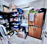 Irodai tárolóhely polcokkal, szekrénnyel és sok dobozzal.