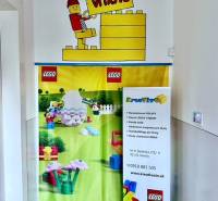LEGO témájú állvány az M.R. Štefánik irodáiban Trencsénben.