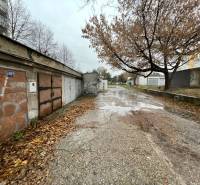 Garazsok a Priekopy utcában, Pozsony-Ružinovban graffitikkel és őszi hangulattal.