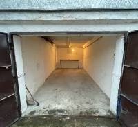 Nyitott garázs a Priekopy-ban, Pozsony-Ružinovban, betonpadlóval és homlokzati asztallal.