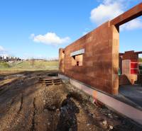 Félkész családi ház tégla szerkezettel és építőanyaggal a Nyitrai Drieňová utcában.