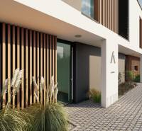 Családi ház a Drieňová utcában, Nyitrán, fa dekorációval és burkolólappal ellátott bejárat.