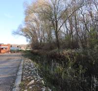 Családi ház építése Nyitrán, a Drieňová utcában, természet és fák által körülvéve.