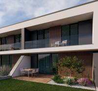 Családi ház Pöstyénben üvegezett erkéllyel és terasszal a zöld kertben.