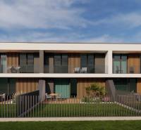 Családi ház Drieňová utcában, Nyitrán, teraszokkal és üvegezett korláttal.