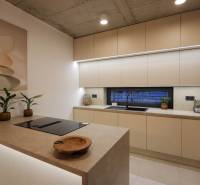 Konyha családi házban növényekkel és mosogatóval, fa dekorációjú padlóval.