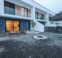 Családi ház külső része a Modrovka utcában, Modrovka, kőből készült körökkel és terasszal.