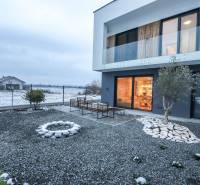 Családi ház Modrovkán, a Modrovka utcában, terasszal és kavicsos udvarral.