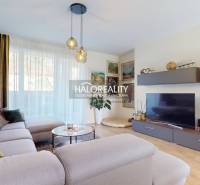 Nappali egy családi házban kényelmes kanapéval és fa dekorációjú padlóval.