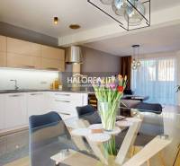 Konyha nappalival összekötve, üvegasztal virágokkal, családi ház, modern világítás.