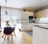 Nappali konyhával és étkezővel, világos helyiség, étkezőasztal, családi ház.