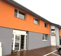 Narancssárga-szürke homlokzatú üzlethelyiségek a Nyitrai Štúrova utcán.