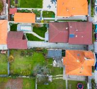 Légifelvétel a családi házakról a Szkolská utcában, Szencen, udvarral és kertekkel.