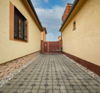 A Szentgyörgyi Iskola utcai családi házak közötti burkolt járda.