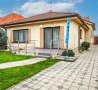 Családi ház Szencen, az Iskola utcában, terasszal és kerttel.