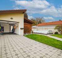 Családi ház a Szkolská utcában, Szencen, garázzsal, burkolattal és kerttel.