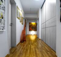 Családi ház folyosója dekoratív művészettel és fa dekorációjú padlóval.