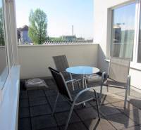 Terasz két székkel és asztallal az irodákban a Štúrova utcán, Nyitra.