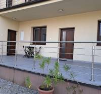 A Pozsonyi Alsómezőkön található Pasienkova utcai 4 szobás lakás külső része.