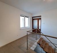 Folyosó kerámia padlóval és lépcsővel egy 4 szobás lakásban.