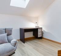 Szék, íróasztal és padló fa dekorral az egyszobás lakásban.