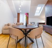 1 szobás lakás belső tere asztallal, kanapéval és fa dekorációjú padlóval.