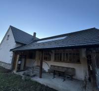 Családi ház Demandicán udvari ülőhellyel és enyhe lejtővel.